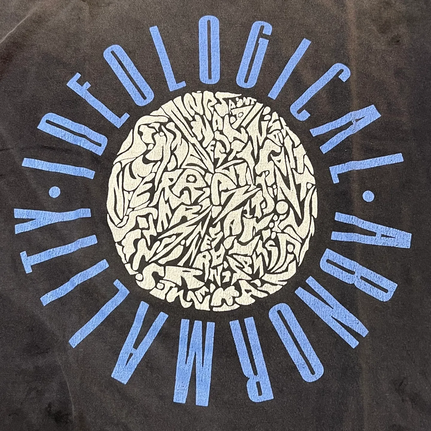 SAINT Mxxxxxx IDEOLOGICAL SS TEE/BLK Peace and anti-war crack pattern tee, washed black S-XL, look for the cylindrical fabric without side seams, the open width is almost meaningless Asut ready-made garments dyed, the whole piece is sprayed with horse-hair spray, and then sprayed again to fade, the collar and cuffs are frayed, many places are broken, oversized printing position, genuine level restoration, complete accessories, with little angel anti-counterfeiting label